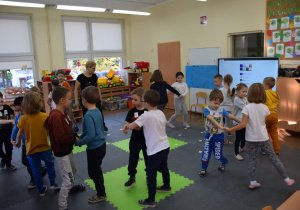 Dzieci tańczą w parach do piosenki "Uśmiech"
